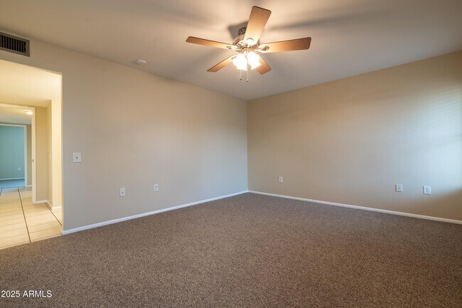 Building Photo - 10005 W Oak Ridge Dr