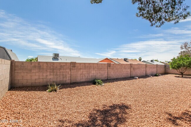 Building Photo - 9007 W Cinnabar Ave