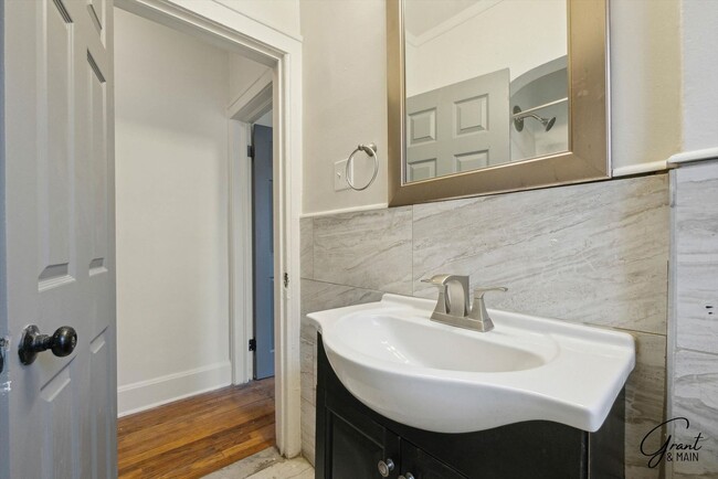 Building Photo - 3 bedroom $1450