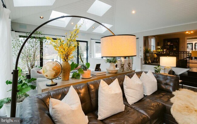 Building Photo - 15841 York Rd