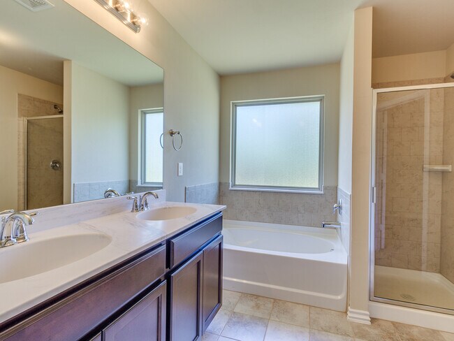 Building Photo - 4 Bedrooms/2 Baths in Falling Springs Addition - Deer Creek Schools - Community Pool