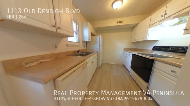 Building Photo - 3 Bedroom Town Home Near Mary Immaculate F...