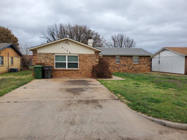 Building Photo - Spacious Home in City View!