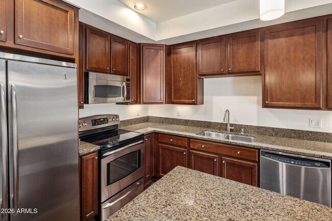 Building Photo - 525 W Lakeside Dr