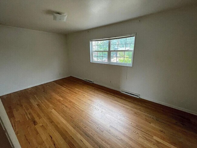 Building Photo - Charming 4-Bed 2 Bath Bi Level Home in Martin Acres