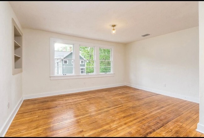 Building Photo - Recently Renovated 2 Bedroom Apartment in ...