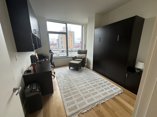 2nd bedroom w/built-in desk, cabinets, wall bed - 1001 NW Lovejoy St