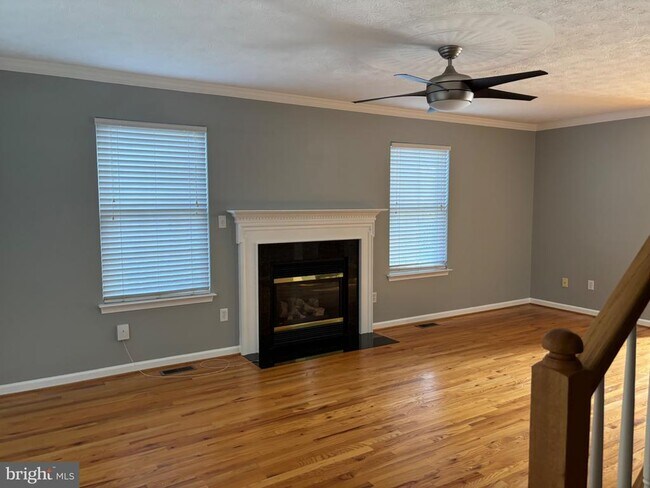 Building Photo - 2040 Stoneleigh Dr