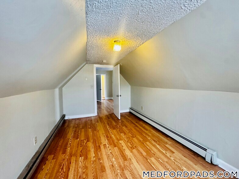 Building Photo - 569 Main St