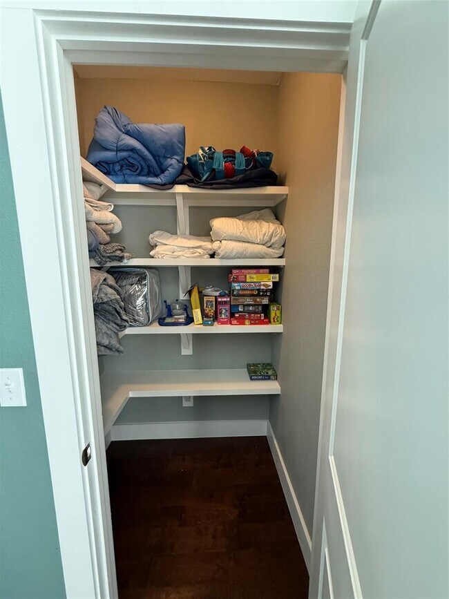 Building Photo - 410 Summit Ridge Dr N