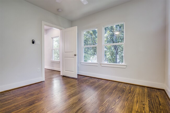 Building Photo - 2221 Rosewood St