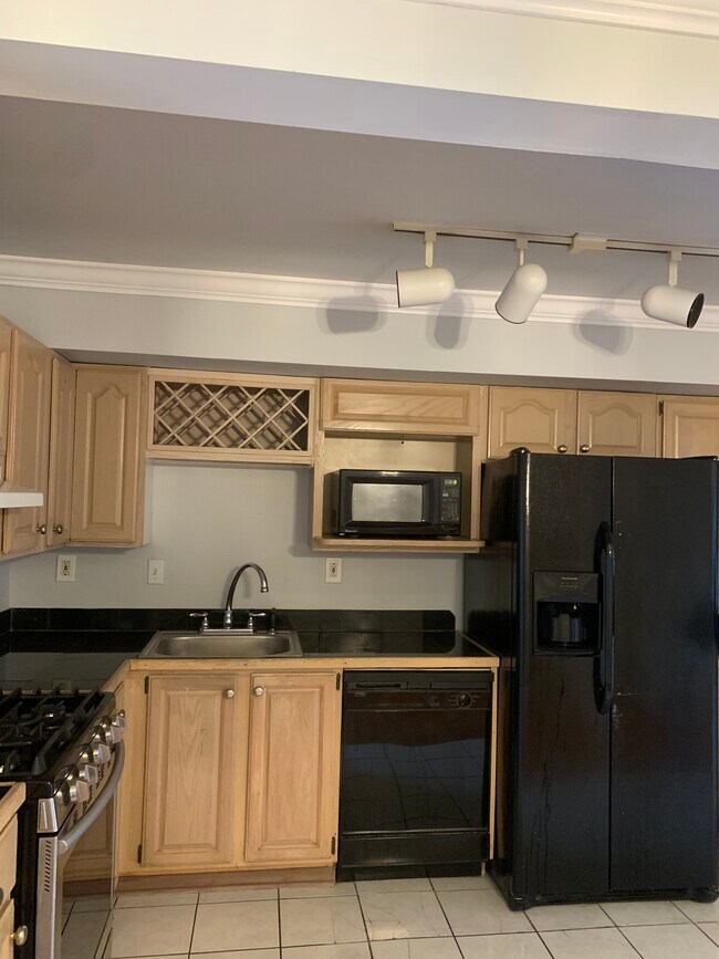 Building Photo - 8 Prospect St