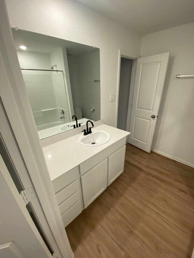 Building Photo - 1411 Las Cuevas Dr