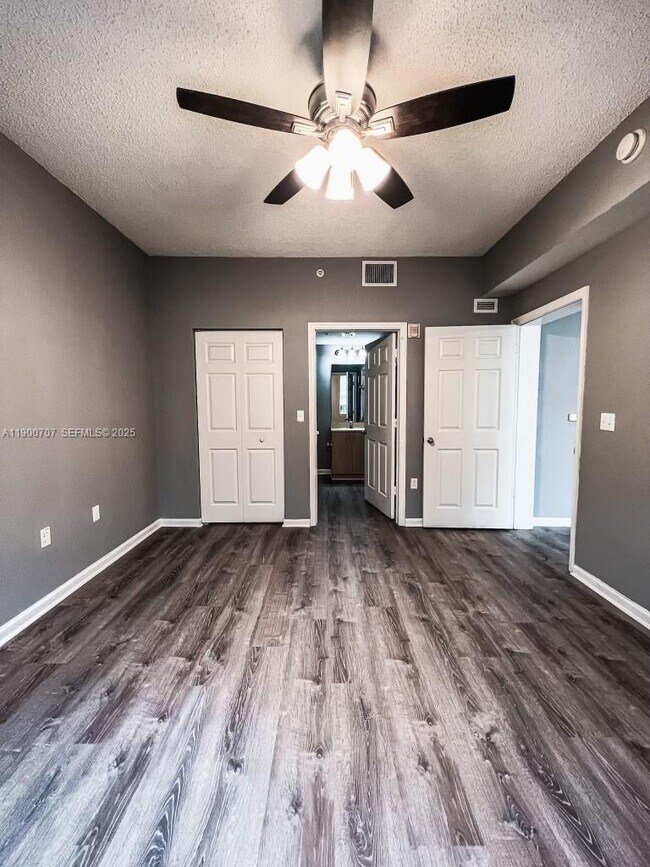 Building Photo - 533 NE 3rd Ave