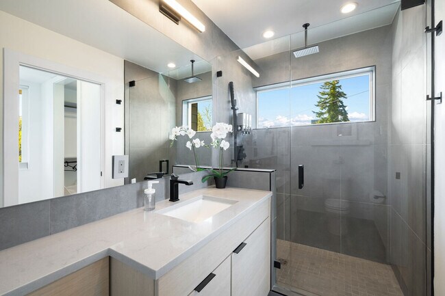 Building Photo - 4510 1st Ave NE