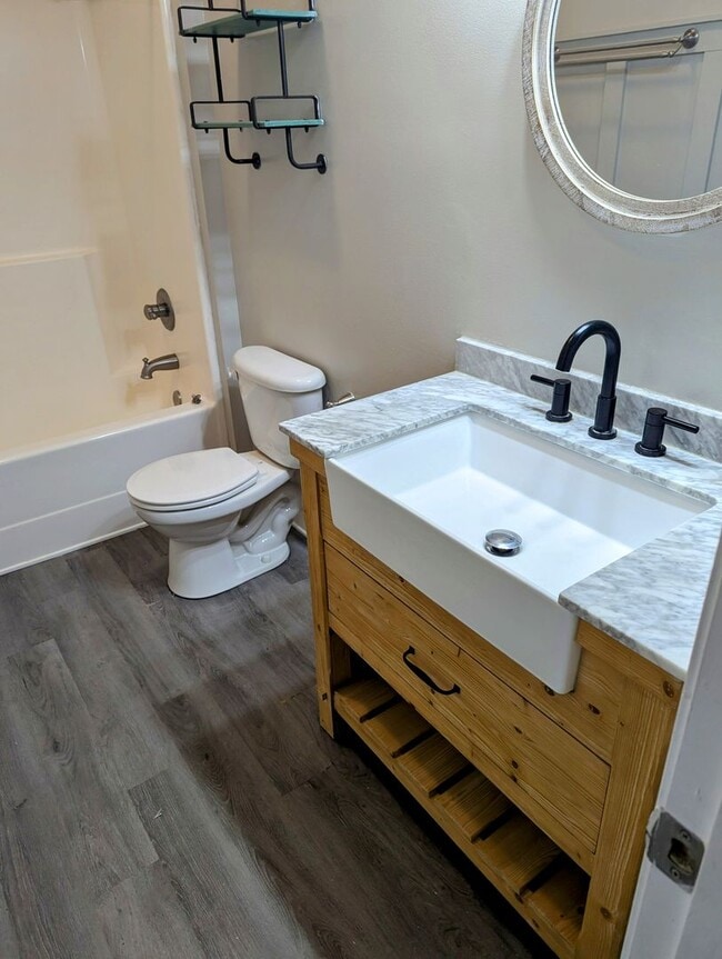 Building Photo - *Rent Special* 3 bedroom 2 bath home on th...