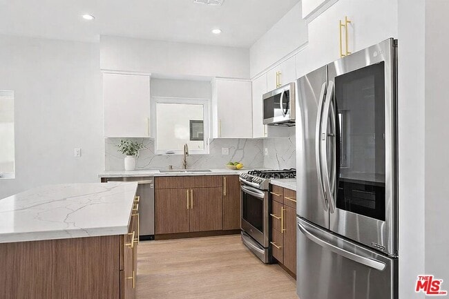 Building Photo - 2115 Beachwood Terrace