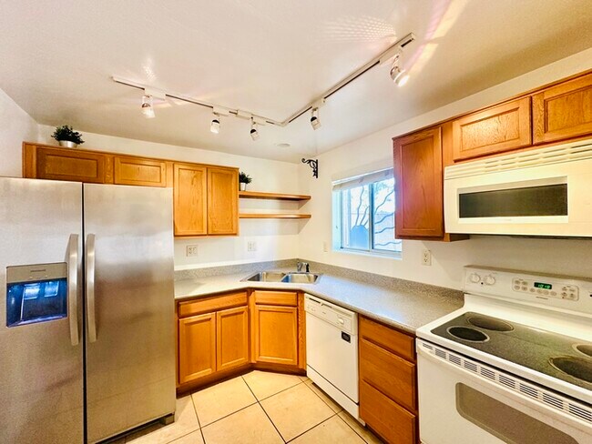 Building Photo - Spacious 2 Bedroom + 2 Bathroom Townhome w...