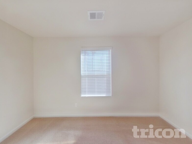 Building Photo - 2186 Southlea Dr