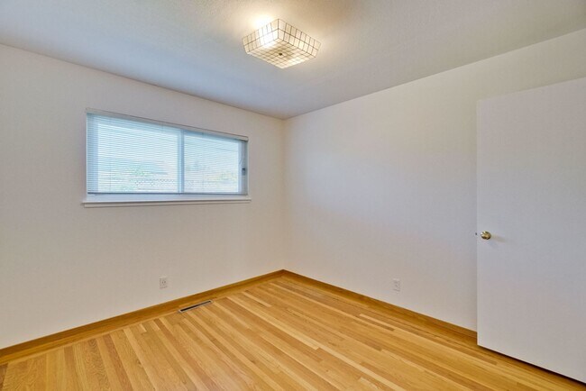 Building Photo - 5097 Forest Glen Dr