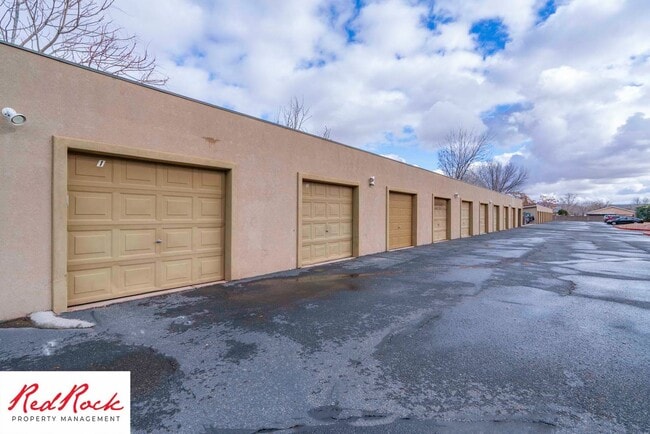 Building Photo - Dog Friendly! Great 2 Bedroom, 2 Bathroom ...