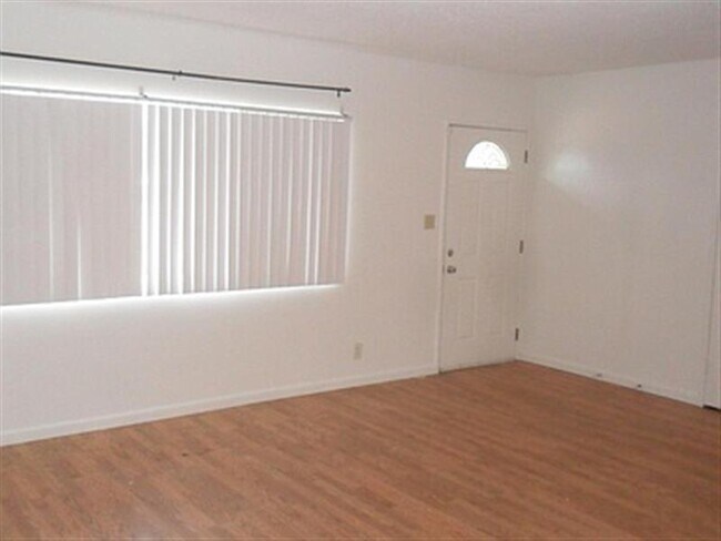 Building Photo - Furnished 3 bedroom 2 bathroom