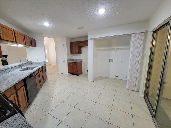 Building Photo - 2034 Village Park Dr