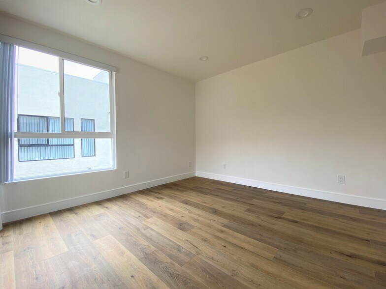 Building Photo - 545 N Kingsley Dr