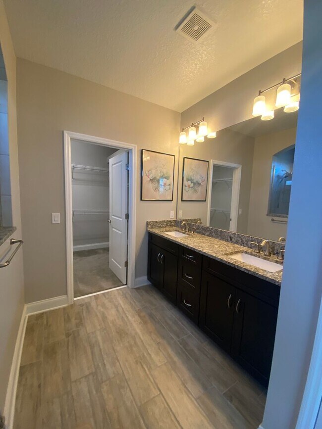 Building Photo - Beautiful 3 bedroom, 2.5 bathrooms  located in The Preserve of Oviedo on the Park