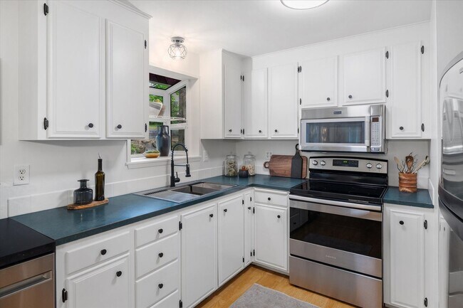 Building Photo - Remodeled Rambler with 2/Car garage, RV Parking and an Impressive Back Yard!!!!!