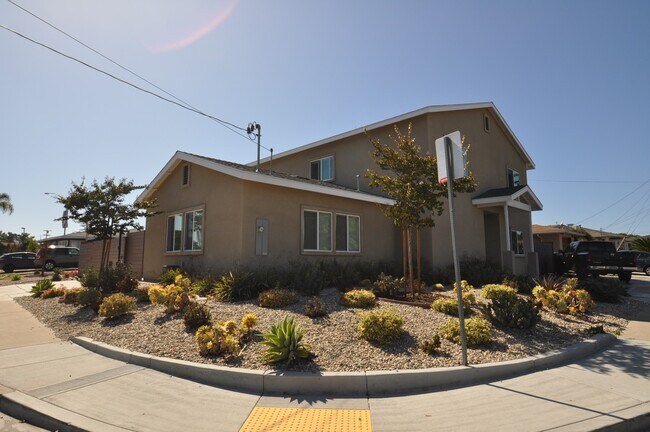 Primary Photo - 7BD/5BA, LOTS of Parking!! (Lease out, pen...