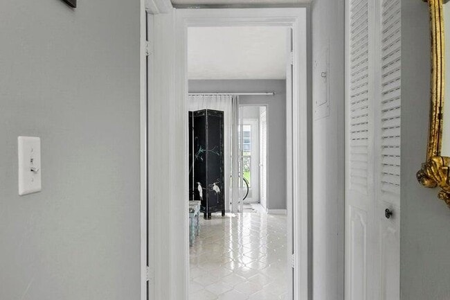 Building Photo - 3000 Lake Osborne Dr