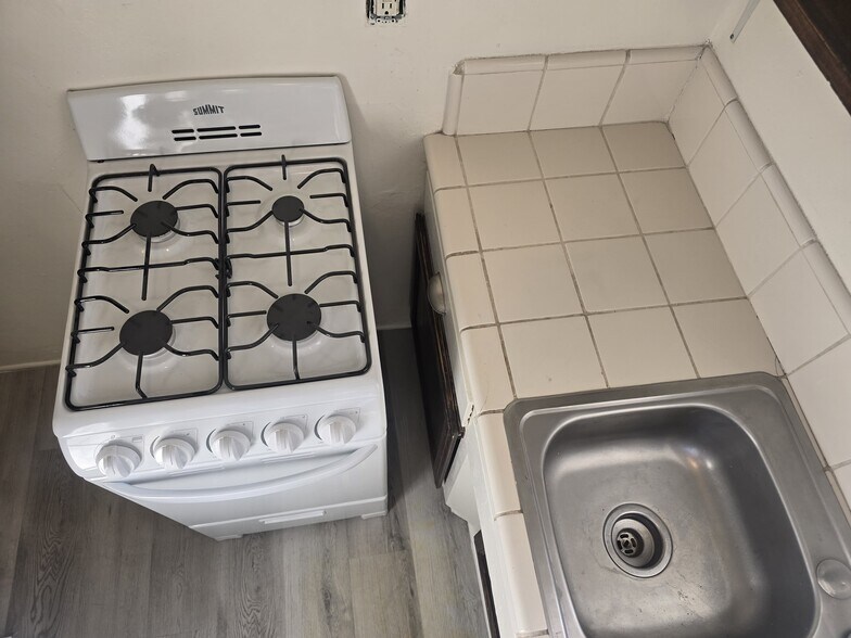 Building Photo - 2808 1/2 Hillcrest Dr