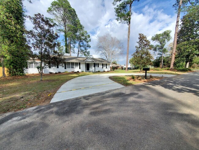 Building Photo - Modern Charm: Spacious 4-Bedroom Home with Inviting Amenities in Valdosta, GA