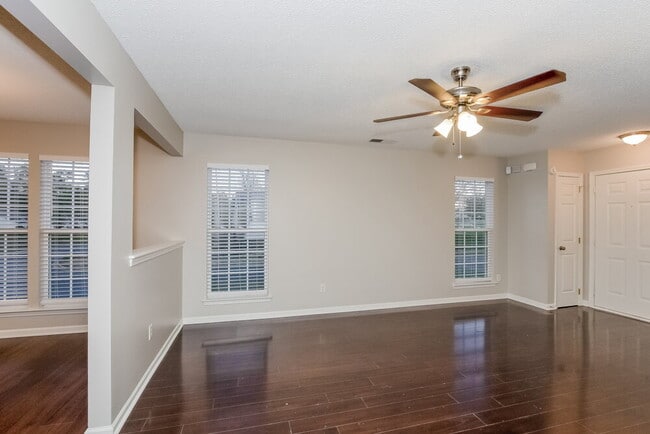 Building Photo - 1002 Great Falls Dr