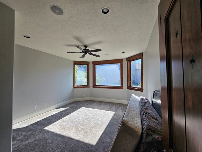 Building Photo - 738 Deer Hollow Rd