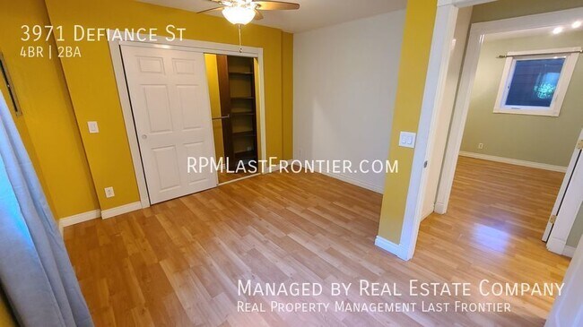 Building Photo - Gorgeous 4 Bedroom and 2 Bath Home w/ Fenc...