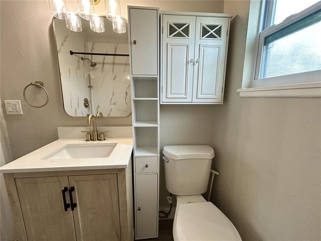 Building Photo - 706 E Flora St