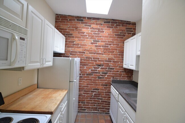 Building Photo - 67 St Germain St