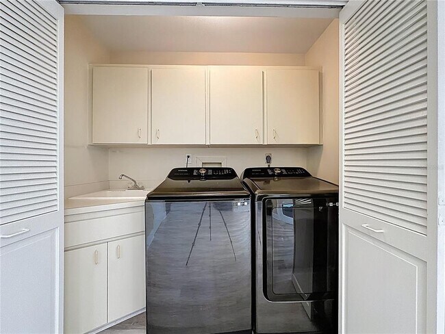 Building Photo - 6846 Lake View Dr