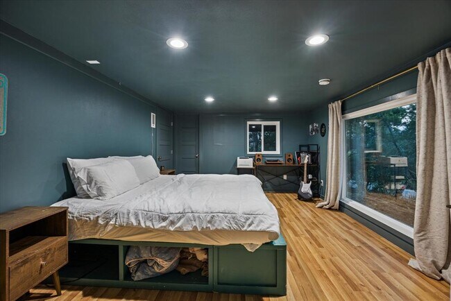 Building Photo - 6407 Lynn Ln