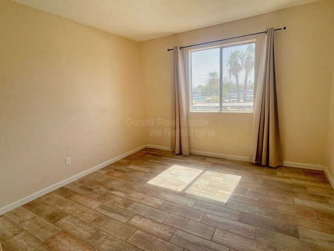 Building Photo - 740 W Elm St