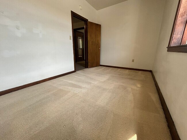 Building Photo - Fantastic 2 BR Apartment in South Oakland on Bates Street! CALL NOW!