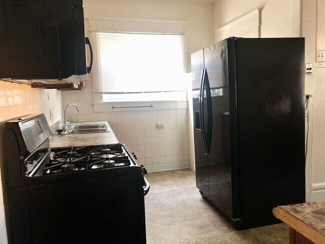 Building Photo - 5 Bedroom House - Walking distance from Ce...