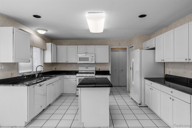 Building Photo - 45419 Glengarry Blvd
