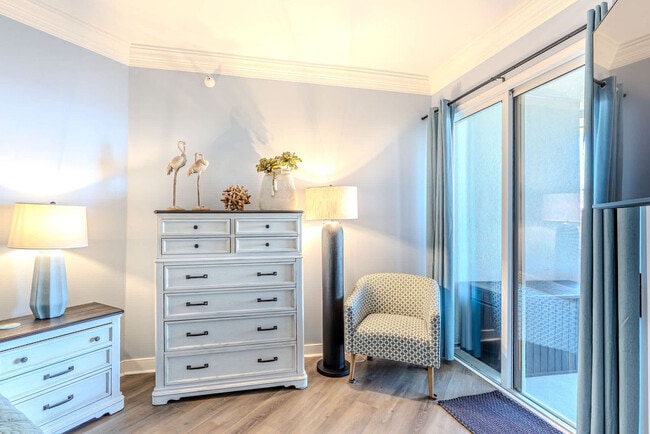 Building Photo - 10 N Forest Beach Dr