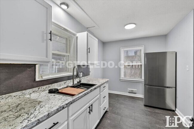 Building Photo - 1665 Burgoyne Dr