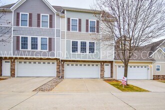Building Photo - 2 Bedroom, 2 1/2 Bath Townhome in Urbandale
