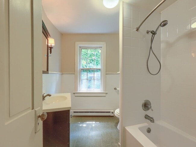 Building Photo - Spacious 3 Bedroom Single Family Home in the Capital District