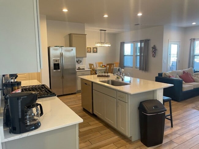 Building Photo - Beautiful Move-In Ready Two-Story Home in Silverbell Crossing!